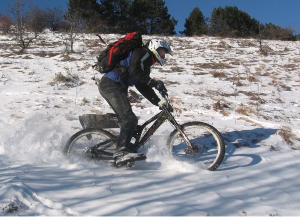 С наступлением зимы увлеченные велосипедисты продолжают кататься