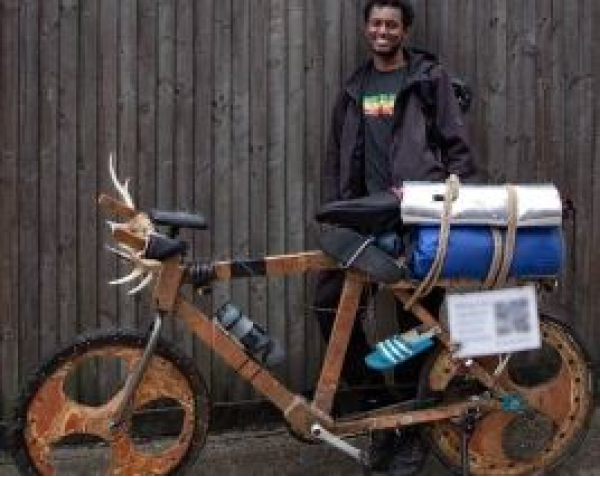 Путешествие по Великобритании на деревянном велосипеде