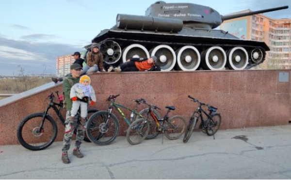 Семья из Якутска отмечает день велосипеда