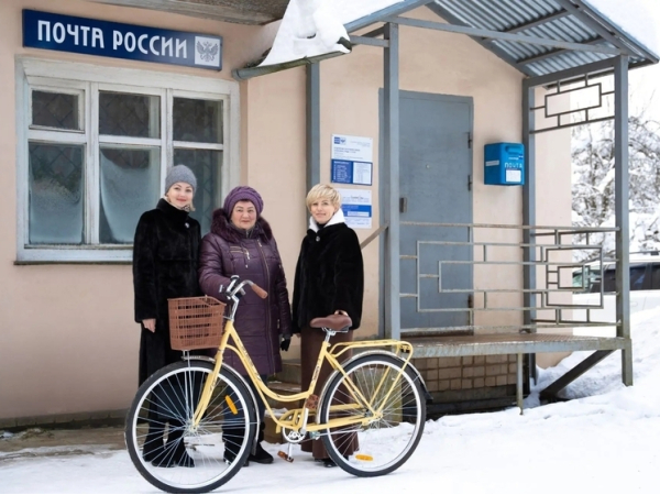 Сельскому почтальону из Тверской области подарили велосипед